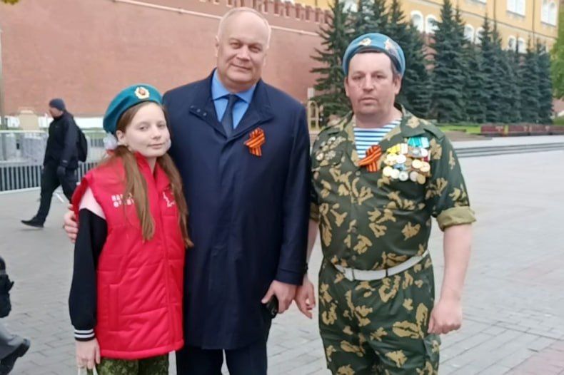 ОБЗОР ПРЕССЫ «ДОНБАСС ВОСТОЧНЫЙ»: От десантника до учителя – один прыжок ОБЗОР ПРЕССЫ «ДОНБАСС ВОСТОЧНЫЙ»: От десантника до учителя – один прыжок