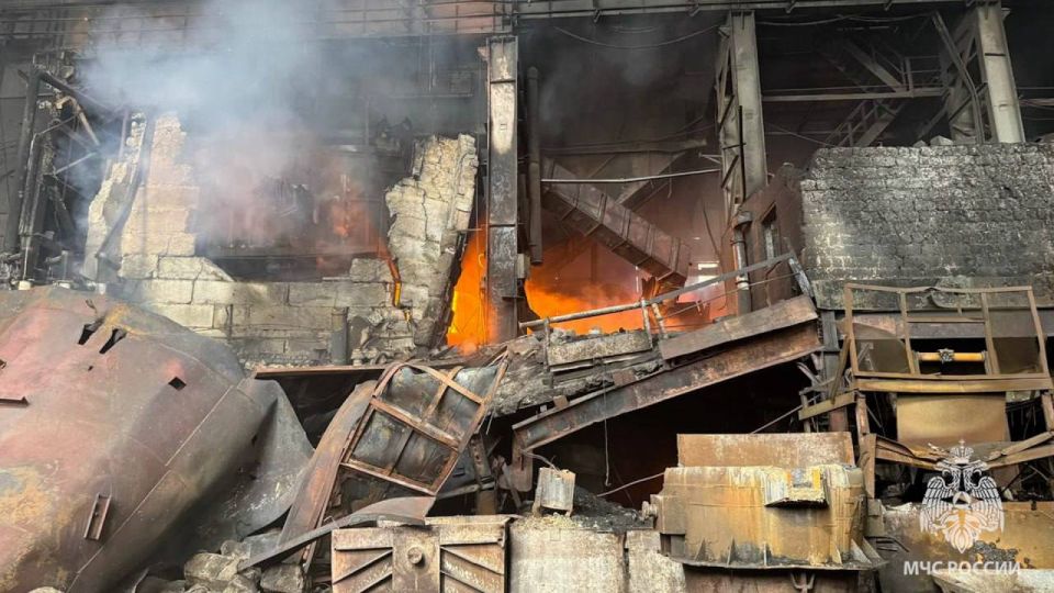 Спасатели МЧС России ликвидировали пожар на стахановском заводе