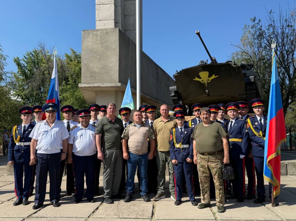 Кадеты Луганского казачьего кадетского корпуса почтили память героев ВДВ Кадеты Луганского казачьего кадетского корпуса почтили память героев ВДВ