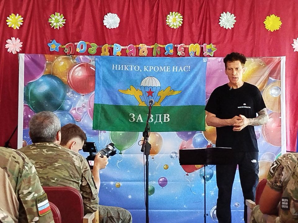 Сегодня 02.08.25 наш "ДК Надежда" Принимал гостей из г. Москвы. Наших военнослужащих приехали поздравить с Днём ВДВ, артисты творческой бригады Министерства обороны Сегодня 02.08.25 наш "ДК Надежда" Принимал гостей из г. Москвы. Наших военнослужащих приехали поздравить с Днём ВДВ, артисты творческой бригады Министерства обороны