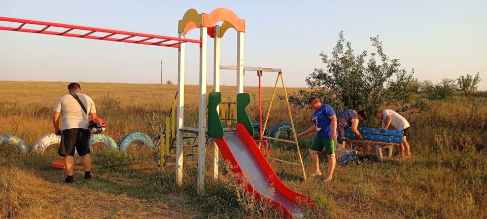В рамках республиканской акции «Яркое детство» и в поддержку партпроекта «Чистая страна», активисты первичного отделения № 13 Беловодского местного отделения ВПП "Единая Россия" с.Плугатарь, организовали уборку детской... В рамках республиканской акции «Яркое детство» и в поддержку партпроекта «Чистая страна», активисты первичного отделения № 13 Беловодского местного отделения ВПП "Единая Россия" с.Плугатарь, организовали уборку детской...