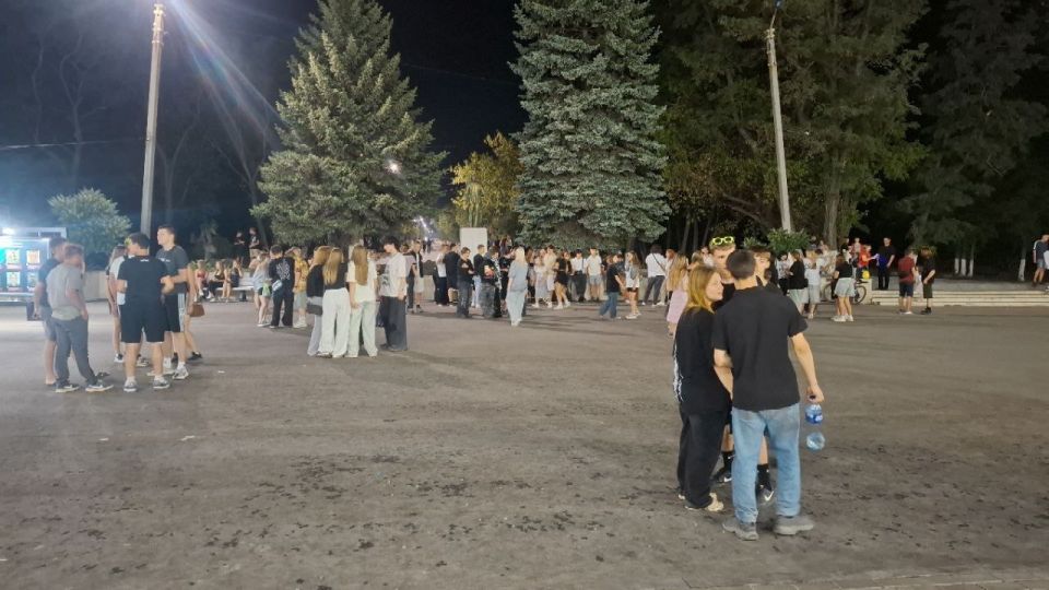 На площадке МБУ ЛНР "Перевальский районный Дворец культуры" прошёл вечер отдыха, ставший настоящим праздником для жителей города На площадке МБУ ЛНР "Перевальский районный Дворец культуры" прошёл вечер отдыха, ставший настоящим праздником для жителей города
