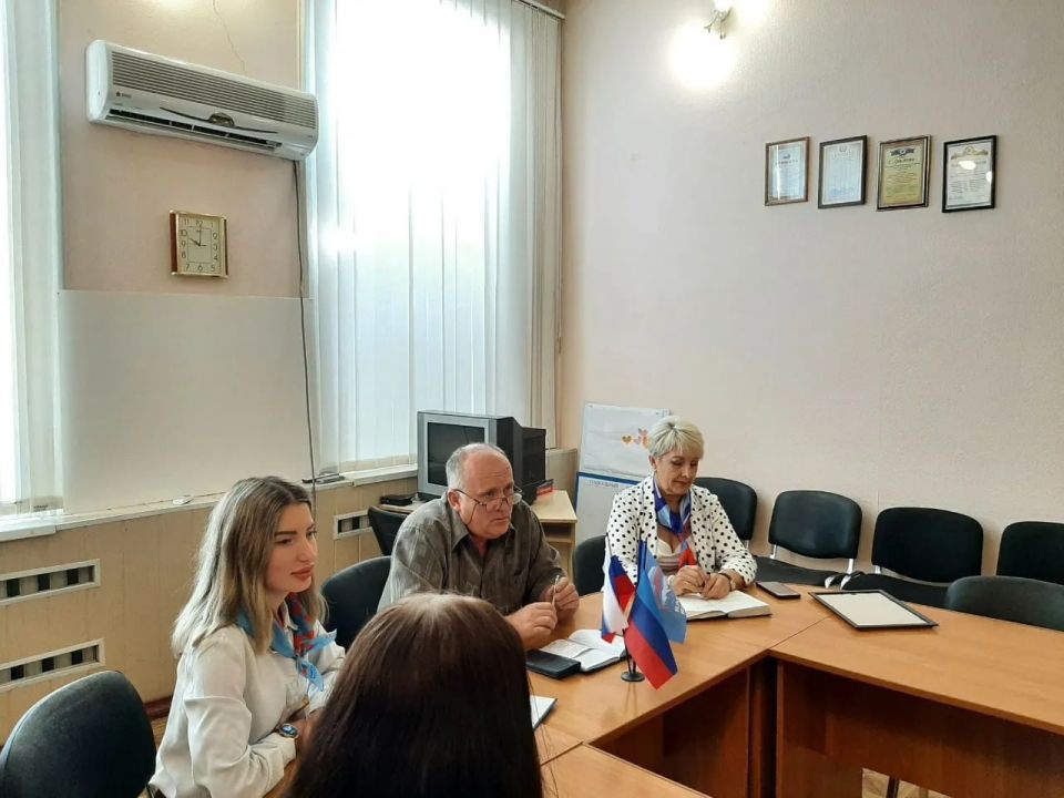 В рамках проекта «Моя карьера с Единой Россией» в Центре занятости состоялось заседание молодежного клуба «Новое поколение» на тему: «Спасибо вам, люди в ярких жилетах!», посвященное Дню железнодорожника В рамках проекта «Моя карьера с Единой Россией» в Центре занятости состоялось заседание молодежного клуба «Новое поколение» на тему: «Спасибо вам, люди в ярких жилетах!», посвященное Дню железнодорожника