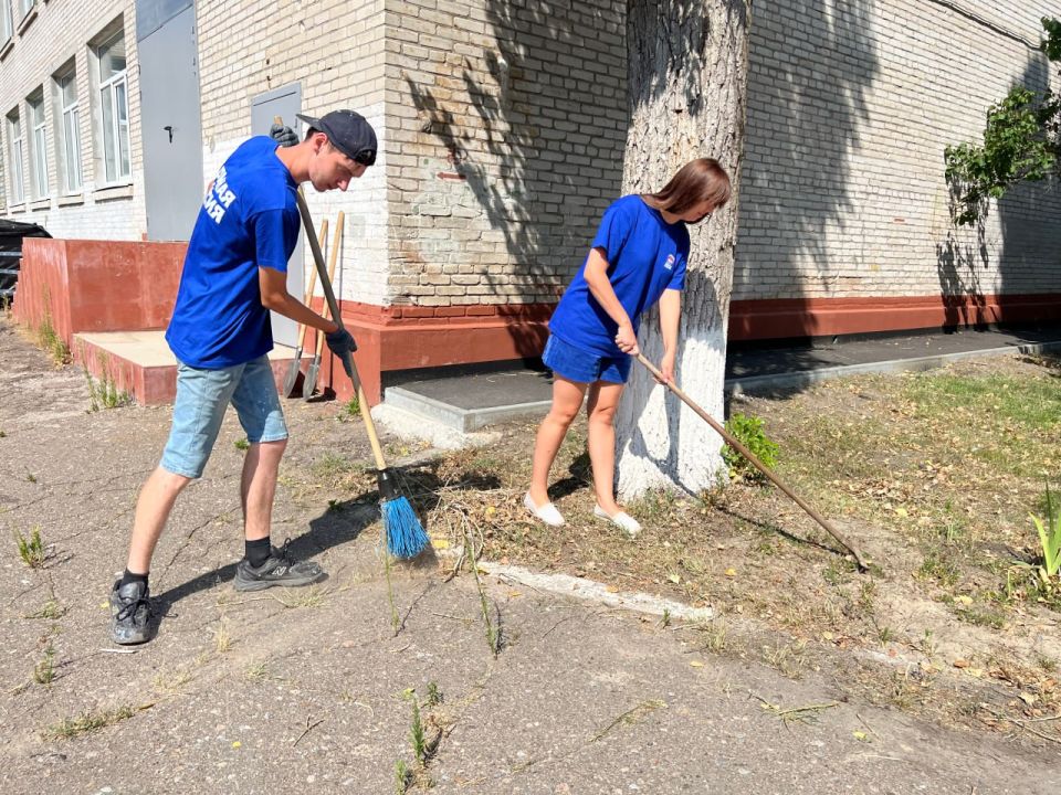 В рамках акции «Помощь школам» единороссы провели субботник на территории школы №6 в Северодонецке В рамках акции «Помощь школам» единороссы провели субботник на территории школы №6 в Северодонецке