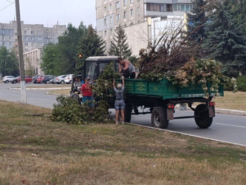 Коммунальные службы проводят работы на территории города Коммунальные службы проводят работы на территории города