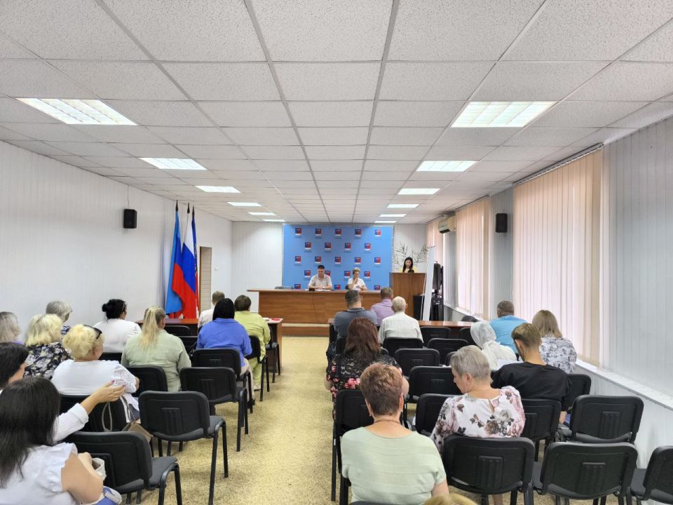Альберт Зинченко: Сегодня совместно с заместителем председателя Совета Станично-Луганского МО Натальей Ушаковой провели аппаратное совещание с руководителями структурных подразделений, учреждений и предприятий округа Альберт Зинченко: Сегодня совместно с заместителем председателя Совета Станично-Луганского МО Натальей Ушаковой провели аппаратное совещание с руководителями структурных подразделений, учреждений и предприятий округа