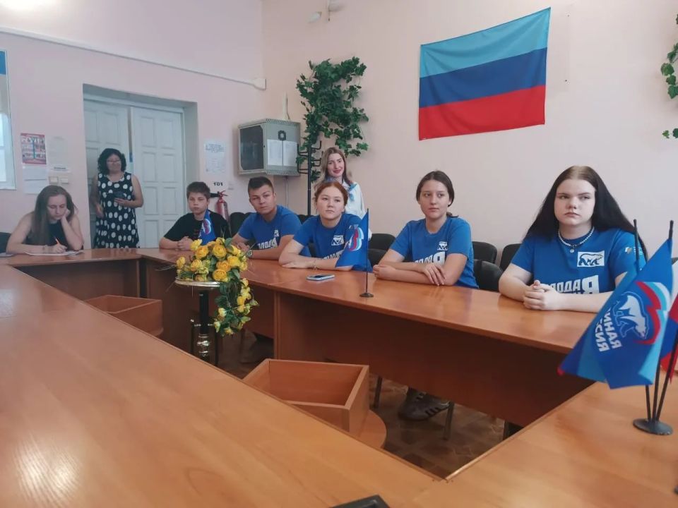 В рамках проекта «Моя карьера с Единой Россией» в Центре занятости состоялось заседание молодежного клуба «Новое поколение» на тему: «Спасибо вам, люди в ярких жилетах!», посвященное Дню железнодорожника В рамках проекта «Моя карьера с Единой Россией» в Центре занятости состоялось заседание молодежного клуба «Новое поколение» на тему: «Спасибо вам, люди в ярких жилетах!», посвященное Дню железнодорожника