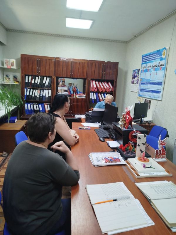 Депутат Совета городского округа города Брянка от ВПП «Единая Россия» Олег Соболев провел приём граждан в закреплённом жилом массиве микрорайон Молодежный Депутат Совета городского округа города Брянка от ВПП «Единая Россия» Олег Соболев провел приём граждан в закреплённом жилом массиве микрорайон Молодежный