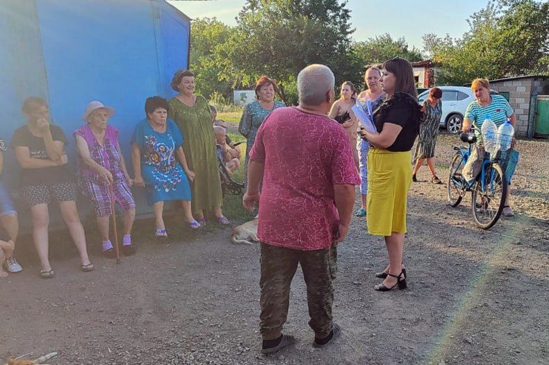 В рамках запланированных встреч-сходов с жителями посёлка городского типа Ленинский сотрудники отдела по обеспечению жизнедеятельности населённого пункта встретились с жителями улиц Пионерская, Лесная, Победы, Энгельса... В рамках запланированных встреч-сходов с жителями посёлка городского типа Ленинский сотрудники отдела по обеспечению жизнедеятельности населённого пункта встретились с жителями улиц Пионерская, Лесная, Победы, Энгельса...