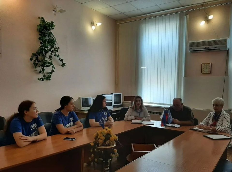 В рамках проекта «Моя карьера с Единой Россией» в Центре занятости состоялось заседание молодежного клуба «Новое поколение» на тему: «Спасибо вам, люди в ярких жилетах!», посвященное Дню железнодорожника В рамках проекта «Моя карьера с Единой Россией» в Центре занятости состоялось заседание молодежного клуба «Новое поколение» на тему: «Спасибо вам, люди в ярких жилетах!», посвященное Дню железнодорожника