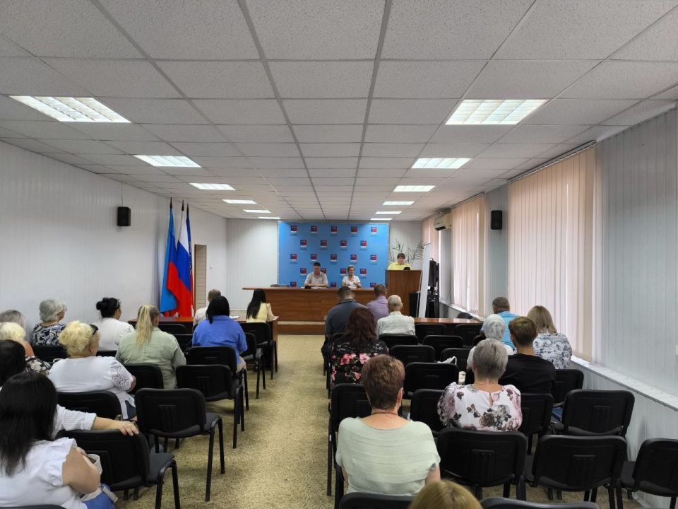 Альберт Зинченко: Сегодня совместно с заместителем председателя Совета Станично-Луганского МО Натальей Ушаковой провели аппаратное совещание с руководителями структурных подразделений, учреждений и предприятий округа Альберт Зинченко: Сегодня совместно с заместителем председателя Совета Станично-Луганского МО Натальей Ушаковой провели аппаратное совещание с руководителями структурных подразделений, учреждений и предприятий округа