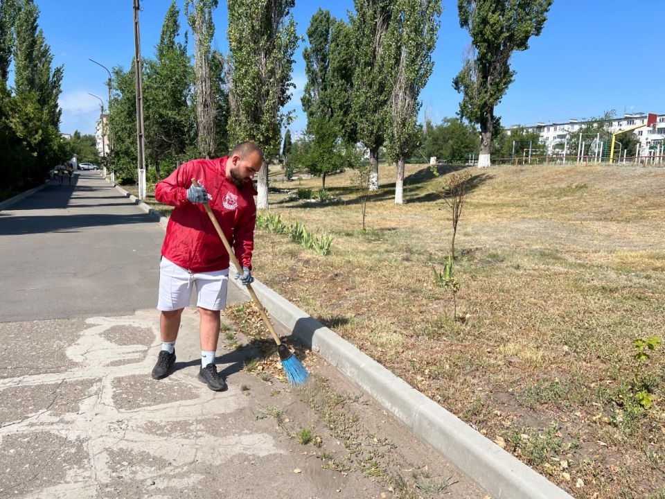 В рамках акции «Помощь школам» единороссы провели субботник на территории школы №6 в Северодонецке В рамках акции «Помощь школам» единороссы провели субботник на территории школы №6 в Северодонецке