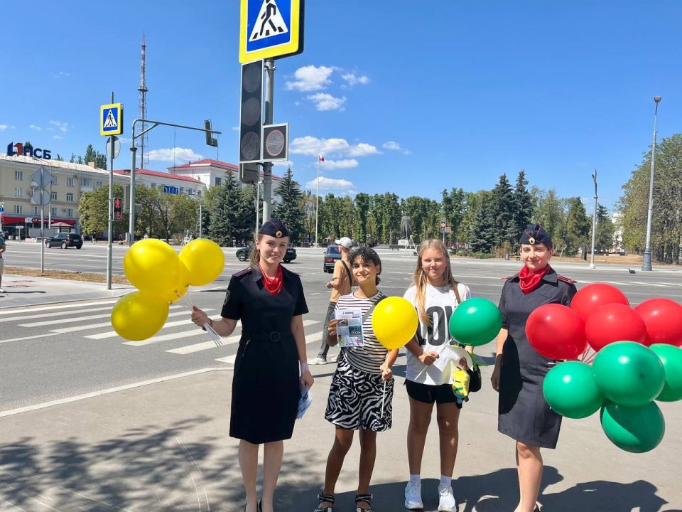 Маленькие жители города Луганска принимали поздравления с Международным днем светофора от сотрудников Центра ДиТН, ПБДД ГИБДД МВД по ЛНР! Маленькие жители города Луганска принимали поздравления с Международным днем светофора от сотрудников Центра ДиТН, ПБДД ГИБДД МВД по ЛНР!