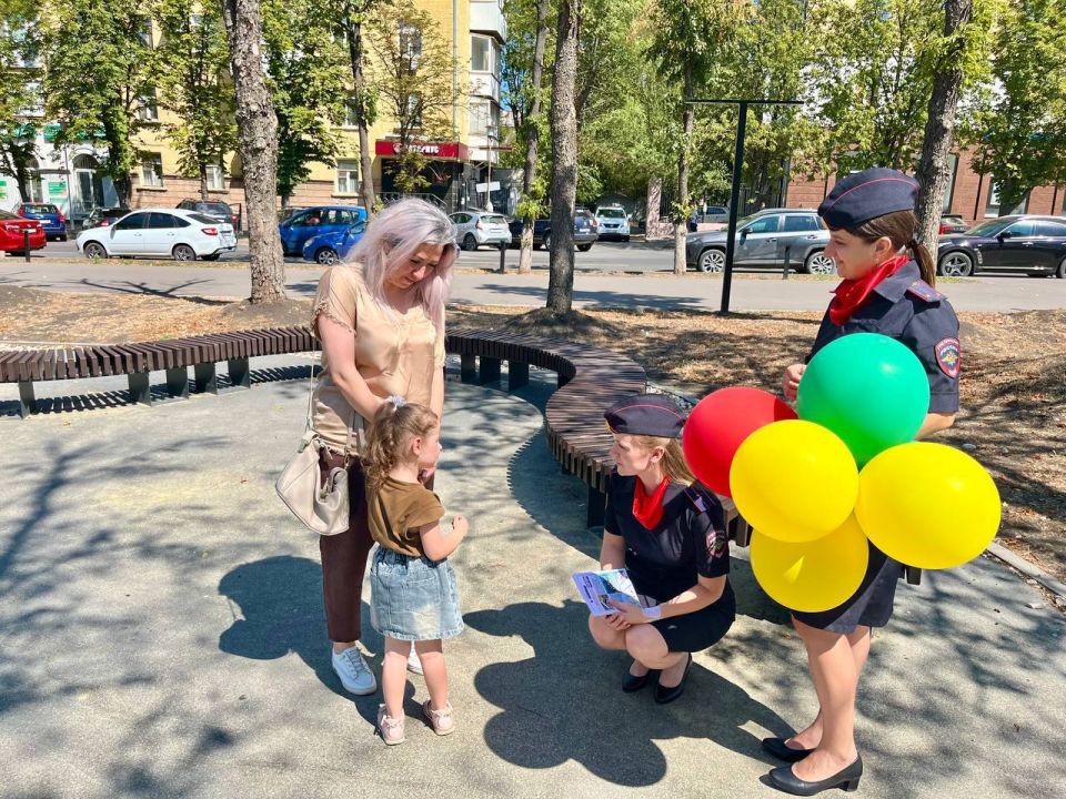Маленькие жители города Луганска принимали поздравления с Международным днем светофора от сотрудников Центра ДиТН, ПБДД ГИБДД МВД по ЛНР! Маленькие жители города Луганска принимали поздравления с Международным днем светофора от сотрудников Центра ДиТН, ПБДД ГИБДД МВД по ЛНР!