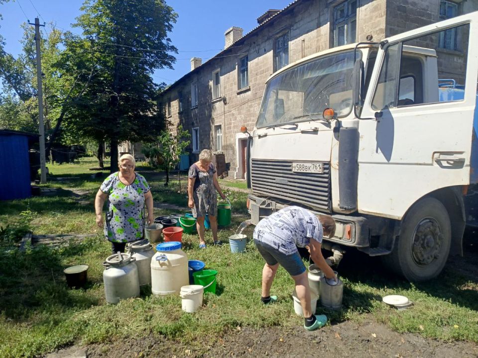 Организован подвоз воды для жителей улицы Веселая в пгт Новодарьевка Организован подвоз воды для жителей улицы Веселая в пгт Новодарьевка