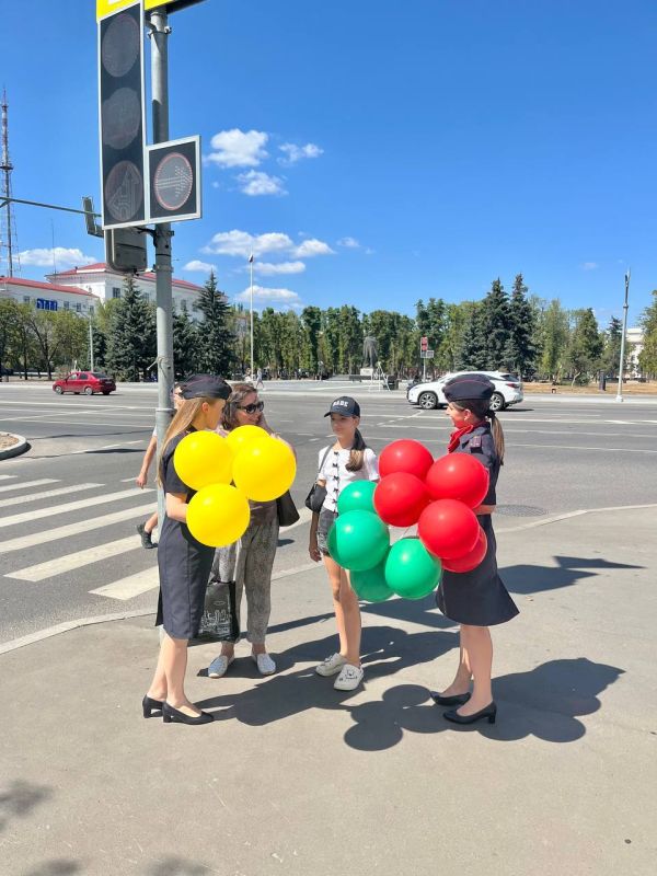Маленькие жители города Луганска принимали поздравления с Международным днем светофора от сотрудников Центра ДиТН, ПБДД ГИБДД МВД по ЛНР! Маленькие жители города Луганска принимали поздравления с Международным днем светофора от сотрудников Центра ДиТН, ПБДД ГИБДД МВД по ЛНР!