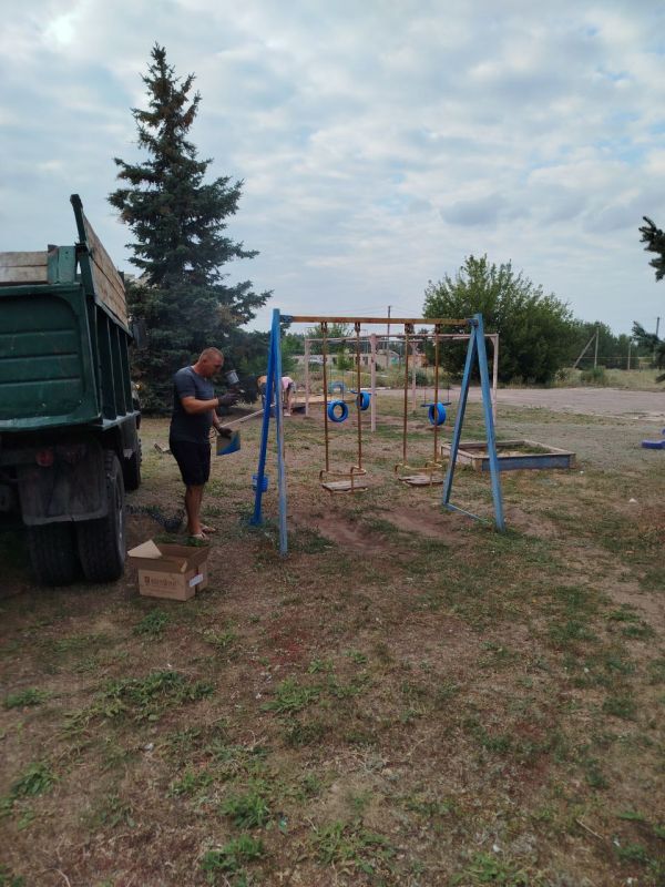 Вчера в Нижней Ольховой жителями села за собственные средства была окрашена детская площадка Вчера в Нижней Ольховой жителями села за собственные средства была окрашена детская площадка