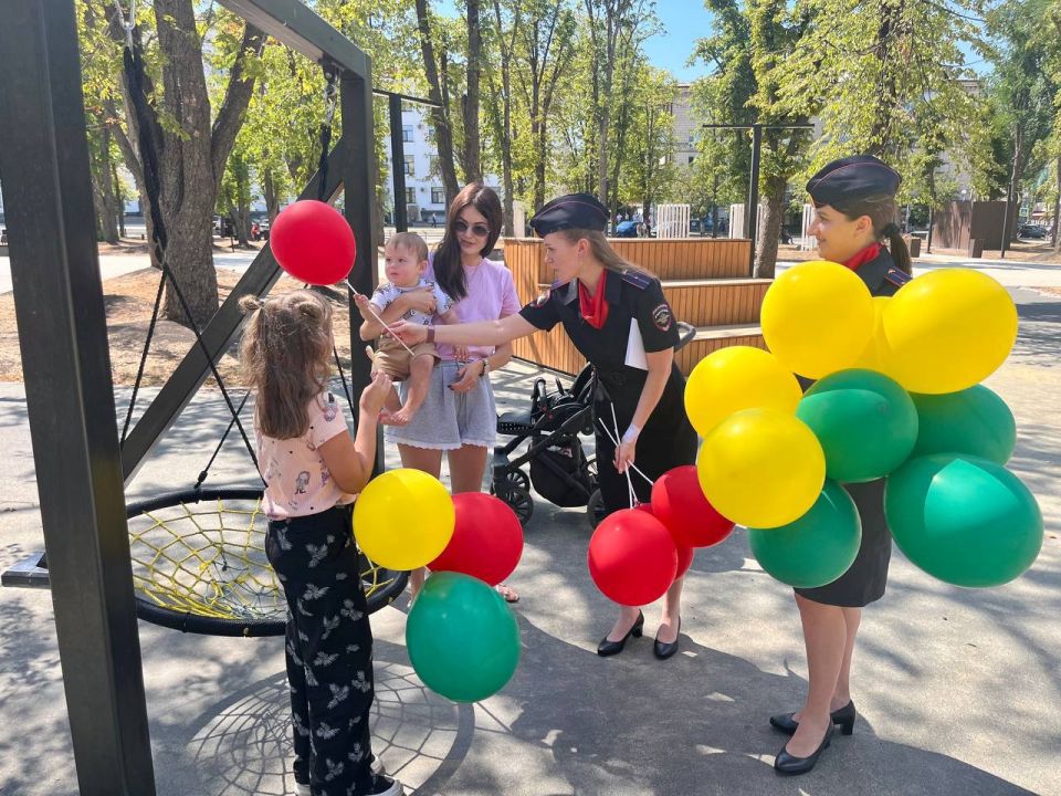 Маленькие жители города Луганска принимали поздравления с Международным днем светофора от сотрудников Центра ДиТН, ПБДД ГИБДД МВД по ЛНР! Маленькие жители города Луганска принимали поздравления с Международным днем светофора от сотрудников Центра ДиТН, ПБДД ГИБДД МВД по ЛНР!