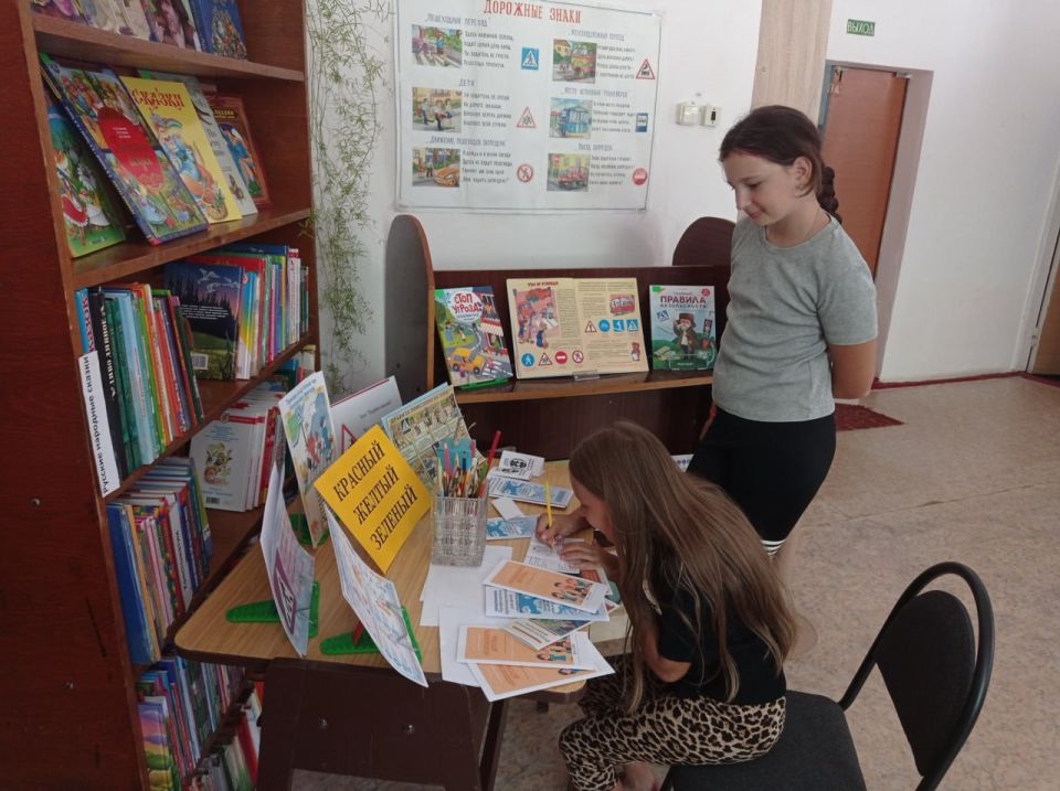 В День светофора в детской библиотеке–филиале № 1 был организован информационный пункт «Красный, желтый, зеленый» В День светофора в детской библиотеке–филиале № 1 был организован информационный пункт «Красный, желтый, зеленый»