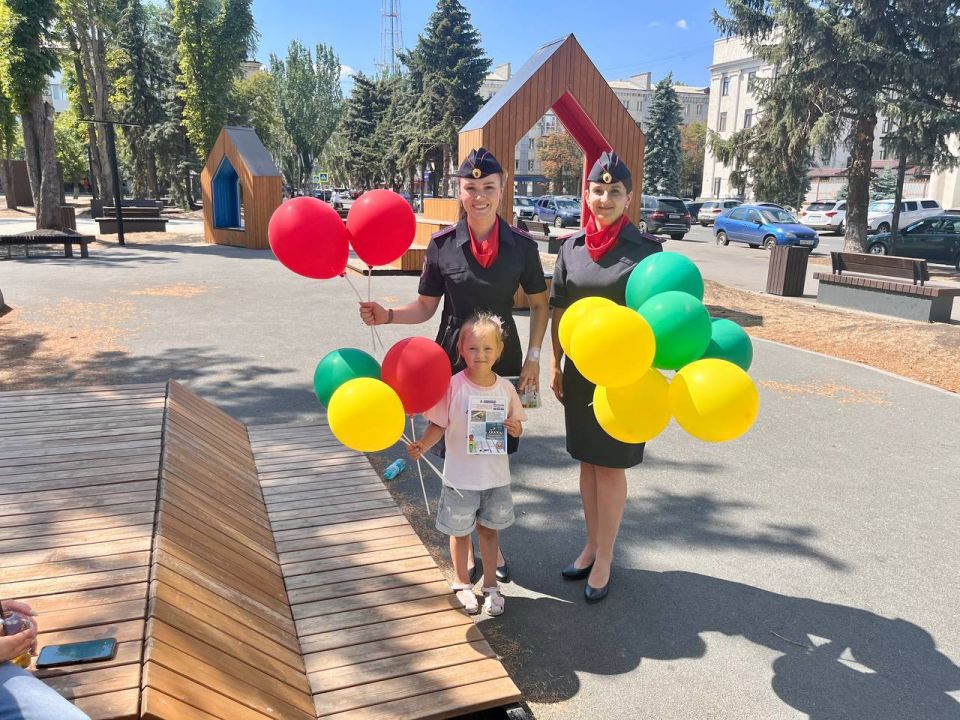 Маленькие жители города Луганска принимали поздравления с Международным днем светофора от сотрудников Центра ДиТН, ПБДД ГИБДД МВД по ЛНР! Маленькие жители города Луганска принимали поздравления с Международным днем светофора от сотрудников Центра ДиТН, ПБДД ГИБДД МВД по ЛНР!