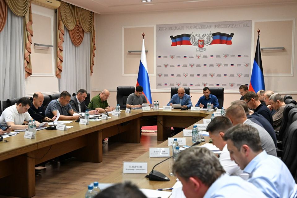 Министр энергетики РФ Сергей Цивилев провел совещание в ДНР, посвященное развитию топливно-энергетического комплекса Донбасса Министр энергетики РФ Сергей Цивилев провел совещание в ДНР, посвященное развитию топливно-энергетического комплекса Донбасса