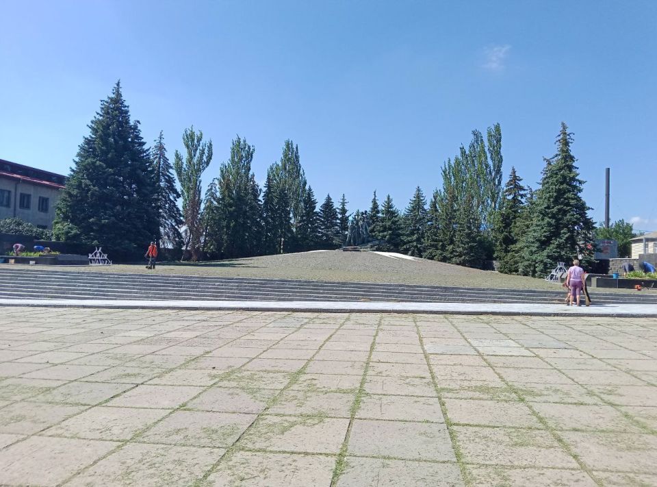 Чистота для героев. Сотрудники Дворца культуры имени Горького регулярно поддерживают добрую традицию – содержать в чистоте и уюте место, где они работают, а также прилегающую территорию Чистота для героев. Сотрудники Дворца культуры имени Горького регулярно поддерживают добрую традицию – содержать в чистоте и уюте место, где они работают, а также прилегающую территорию