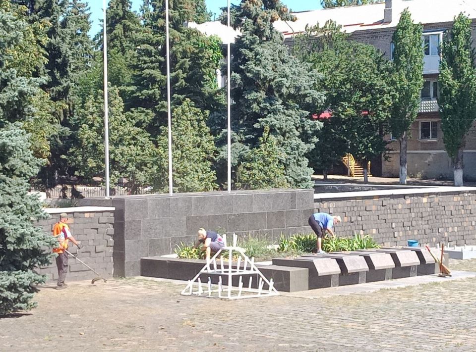 Чистота для героев. Сотрудники Дворца культуры имени Горького регулярно поддерживают добрую традицию – содержать в чистоте и уюте место, где они работают, а также прилегающую территорию Чистота для героев. Сотрудники Дворца культуры имени Горького регулярно поддерживают добрую традицию – содержать в чистоте и уюте место, где они работают, а также прилегающую территорию