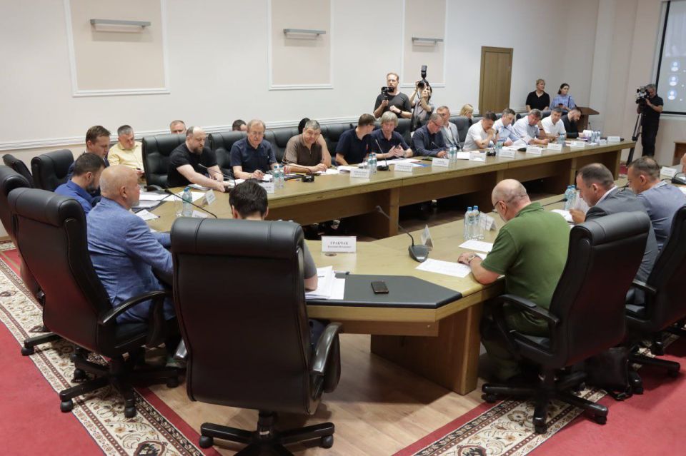 Леонид Пасечник: В этом году на восстановление и модернизацию электросетевого комплекса республики выделено почти 3 млрд руб Леонид Пасечник: В этом году на восстановление и модернизацию электросетевого комплекса республики выделено почти 3 млрд руб