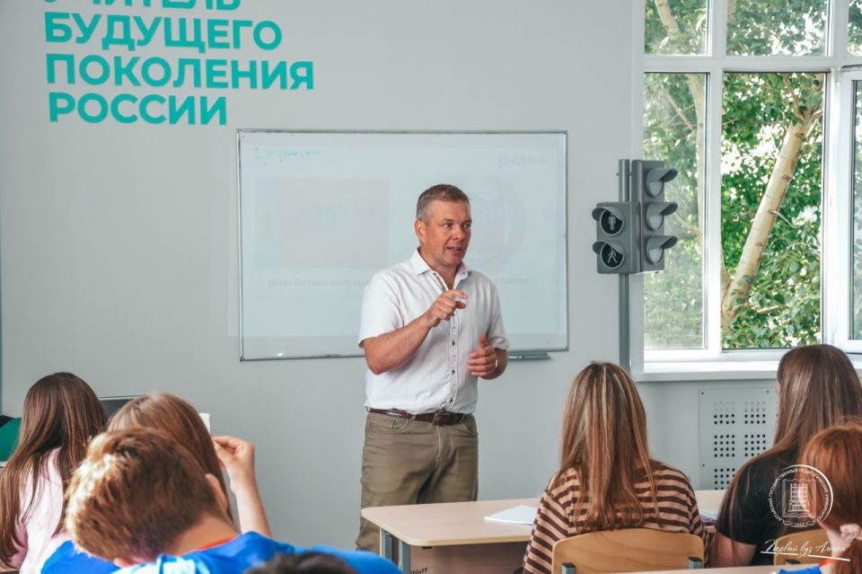Евгений Морозов: 29 школьников из Брянки побывали на Алтайской земле, в столице региона – Барнауле Евгений Морозов: 29 школьников из Брянки побывали на Алтайской земле, в столице региона – Барнауле