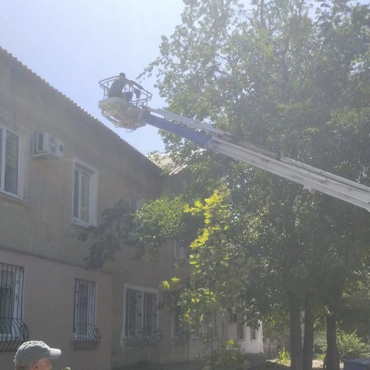 Управляющая компания активно работает над текущим ремонтом кровель, что очень важно для поддержания качества и долговечности зданий Управляющая компания активно работает над текущим ремонтом кровель, что очень важно для поддержания качества и долговечности зданий
