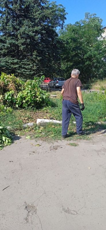 В рамках благоустройства территории, детская школа искусств №1 успешно организовала мероприятия по покосу травы В рамках благоустройства территории, детская школа искусств №1 успешно организовала мероприятия по покосу травы