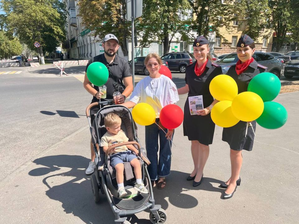 Маленькие жители города Луганска принимали поздравления с Международным днем светофора от сотрудников Центра ДиТН, ПБДД ГИБДД МВД по ЛНР!