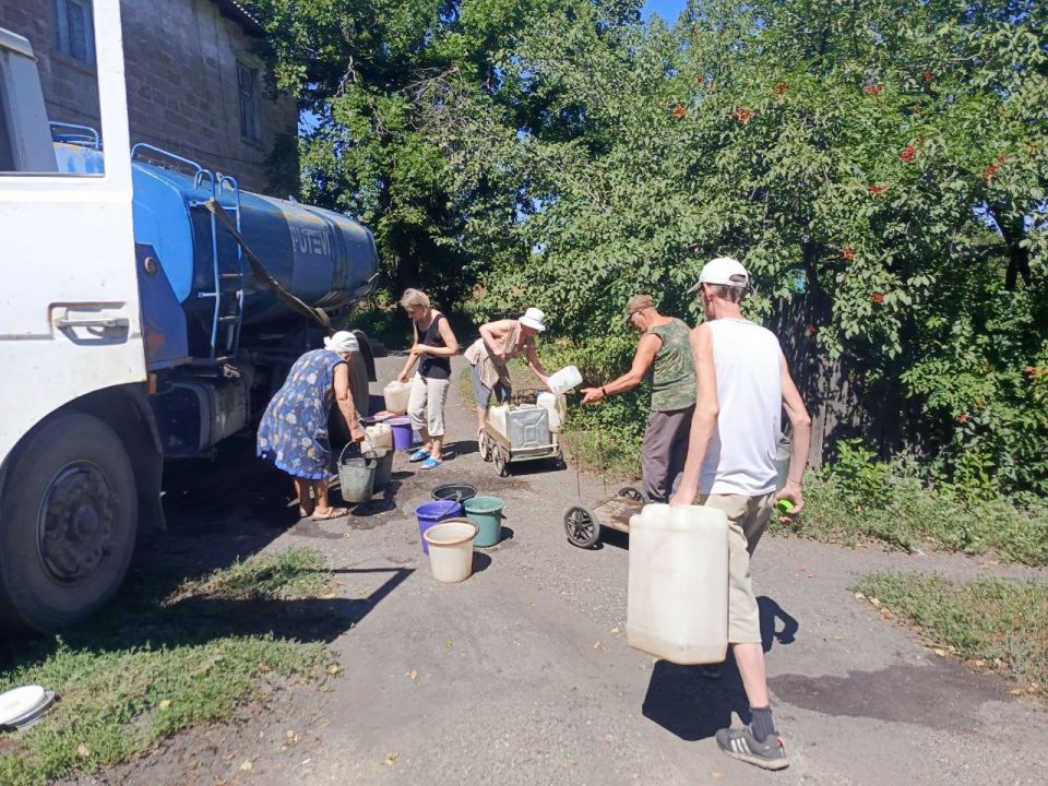 Организован подвоз воды для жителей улицы Веселая в пгт Новодарьевка Организован подвоз воды для жителей улицы Веселая в пгт Новодарьевка