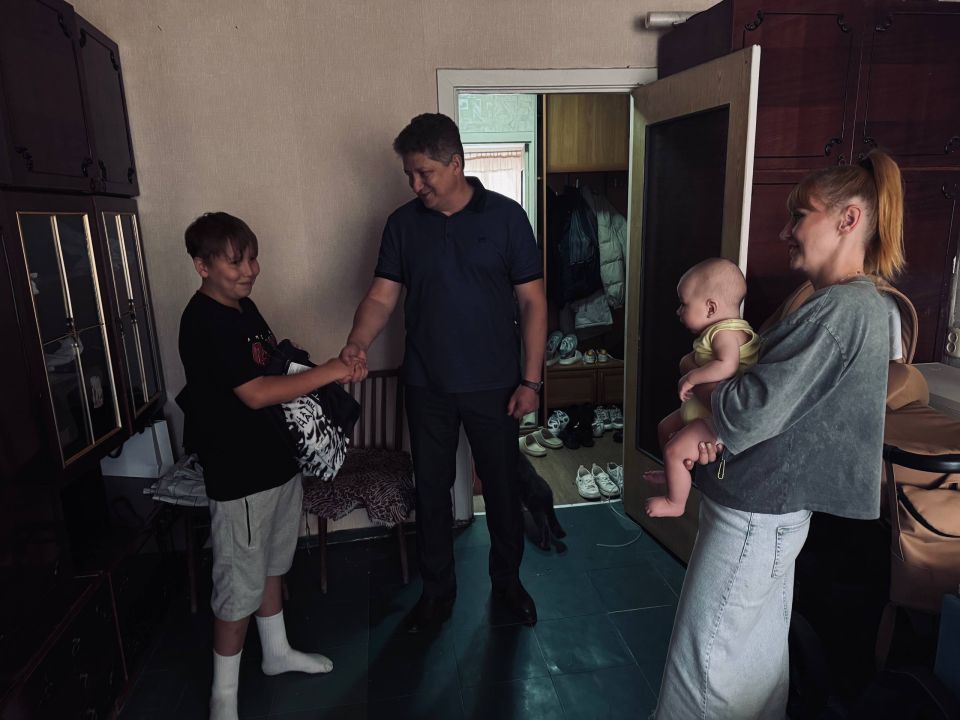 В Луганске детям участников СВО и многодетным семьям вручили новые рюкзаки с канцелярскими принадлежностями для школы В Луганске детям участников СВО и многодетным семьям вручили новые рюкзаки с канцелярскими принадлежностями для школы