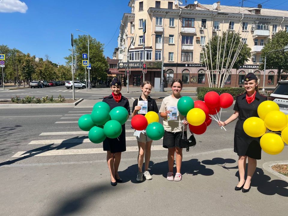 Маленькие жители города Луганска принимали поздравления с Международным днем светофора от сотрудников Центра ДиТН, ПБДД ГИБДД МВД по ЛНР! Маленькие жители города Луганска принимали поздравления с Международным днем светофора от сотрудников Центра ДиТН, ПБДД ГИБДД МВД по ЛНР!