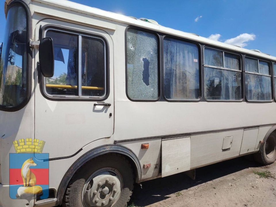 Дрон ВСУ в минувшую пятницу атаковал рейсовый автобус "Лисичанск-Приволье" в Новодружеске: ранены шесть человек, один из них позже скончался в больнице Дрон ВСУ в минувшую пятницу атаковал рейсовый автобус "Лисичанск-Приволье" в Новодружеске: ранены шесть человек, один из них позже скончался в больнице