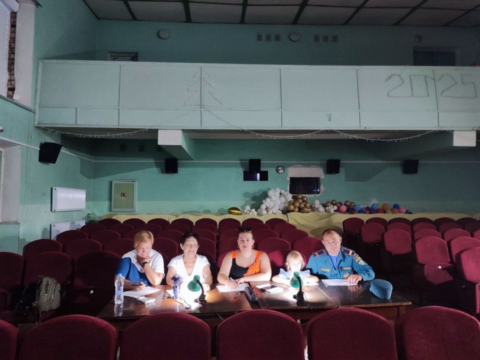 6 августа в Петровском ДК прошли "Весёлые старты", посвящённые Дню физкультурника, в ходе которых соревновались две команды: 6 августа в Петровском ДК прошли "Весёлые старты", посвящённые Дню физкультурника, в ходе которых соревновались две команды:
