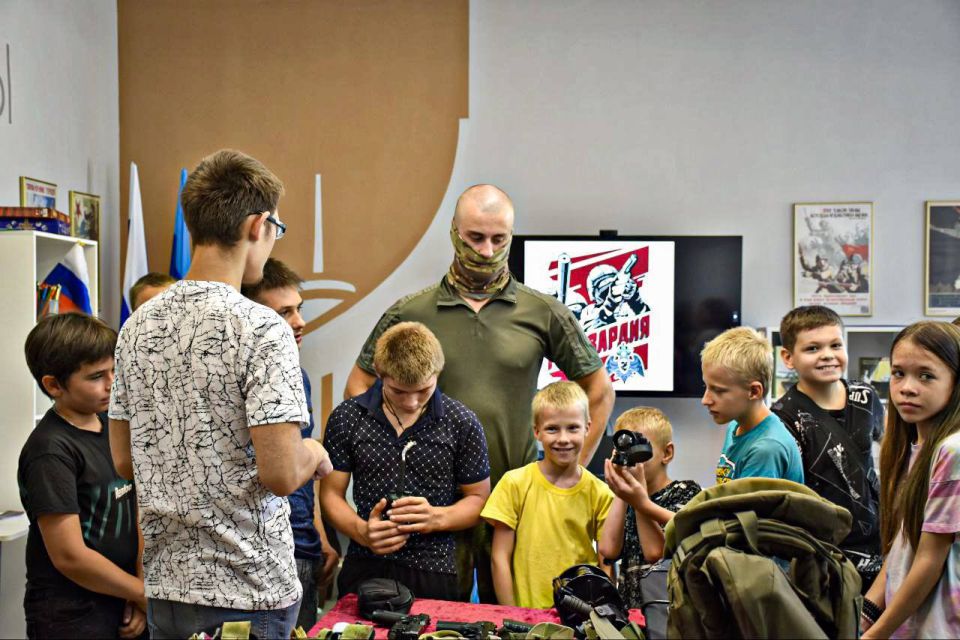 #КаникулыСРосгвардией. Сотрудники СОБР "Булат" Главного управления Росгвардии по Московской области провели урок мужества для активистов отделения "Движение первых" в Луганской народной Республике Росгвардейцы рассказали... #КаникулыСРосгвардией. Сотрудники СОБР "Булат" Главного управления Росгвардии по Московской области провели урок мужества для активистов отделения "Движение первых" в Луганской народной Республике Росгвардейцы рассказали...