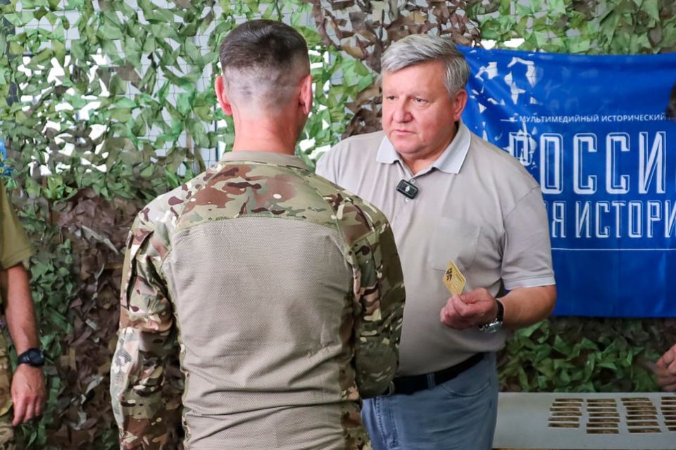 Денис Мирошниченко принял участие в передаче гуманитарной помощи и вручении членских билетов РВИО военнослужащим Денис Мирошниченко принял участие в передаче гуманитарной помощи и вручении членских билетов РВИО военнослужащим