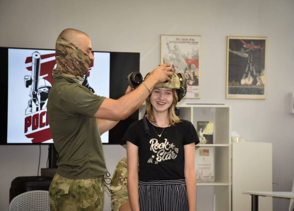 #КаникулыСРосгвардией. Сотрудники СОБР "Булат" Главного управления Росгвардии по Московской области провели урок мужества для активистов отделения "Движение первых" в Луганской народной Республике Росгвардейцы рассказали... #КаникулыСРосгвардией. Сотрудники СОБР "Булат" Главного управления Росгвардии по Московской области провели урок мужества для активистов отделения "Движение первых" в Луганской народной Республике Росгвардейцы рассказали...