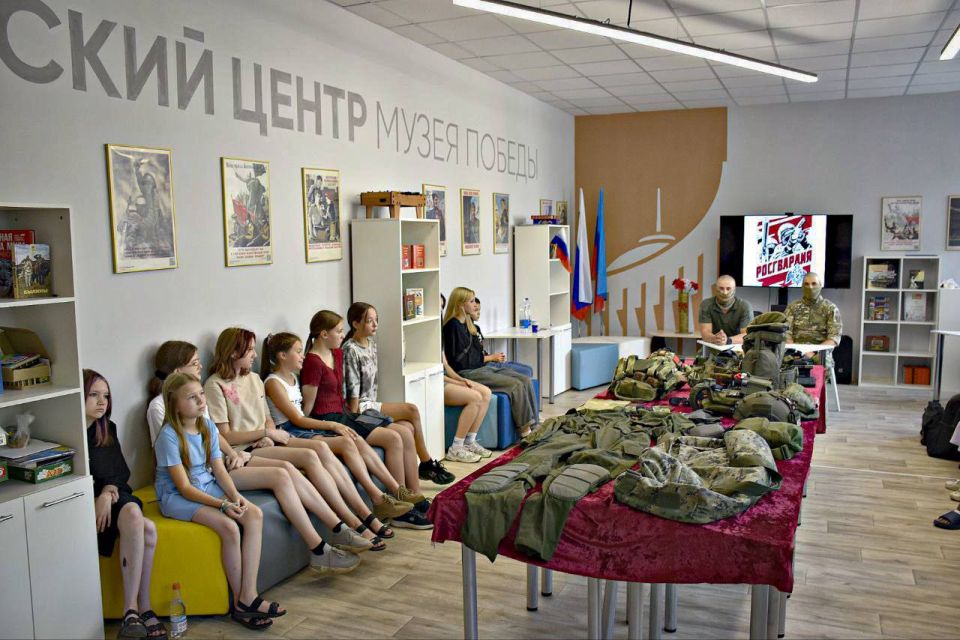 #КаникулыСРосгвардией. Сотрудники СОБР "Булат" Главного управления Росгвардии по Московской области провели урок мужества для активистов отделения "Движение первых" в Луганской народной Республике Росгвардейцы рассказали... #КаникулыСРосгвардией. Сотрудники СОБР "Булат" Главного управления Росгвардии по Московской области провели урок мужества для активистов отделения "Движение первых" в Луганской народной Республике Росгвардейцы рассказали...