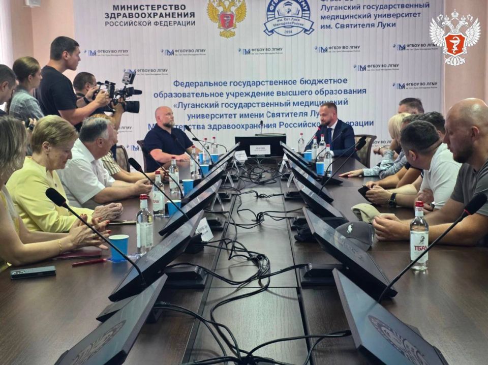 Заместитель министра здравоохранения РФ Андрей Плутницкий ознакомился с работой медицинских объектов в ЛНР Заместитель министра здравоохранения РФ Андрей Плутницкий ознакомился с работой медицинских объектов в ЛНР