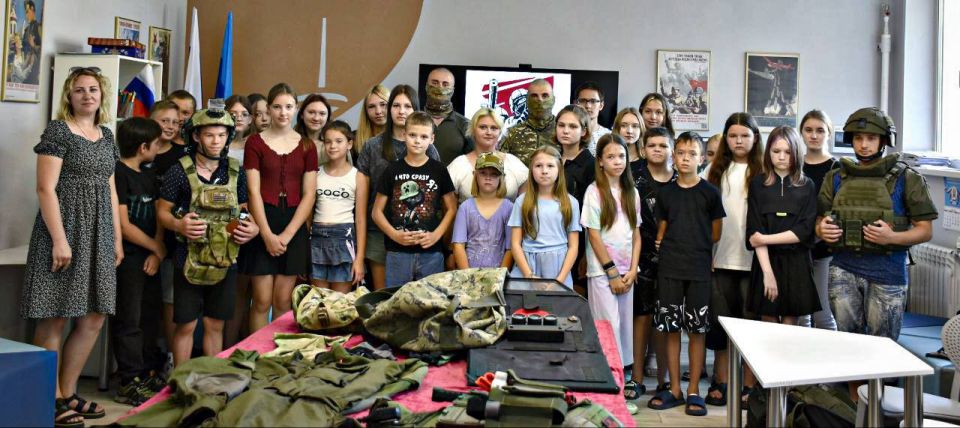 #КаникулыСРосгвардией. Сотрудники СОБР "Булат" Главного управления Росгвардии по Московской области провели урок мужества для активистов отделения "Движение первых" в Луганской народной Республике Росгвардейцы рассказали... #КаникулыСРосгвардией. Сотрудники СОБР "Булат" Главного управления Росгвардии по Московской области провели урок мужества для активистов отделения "Движение первых" в Луганской народной Республике Росгвардейцы рассказали...
