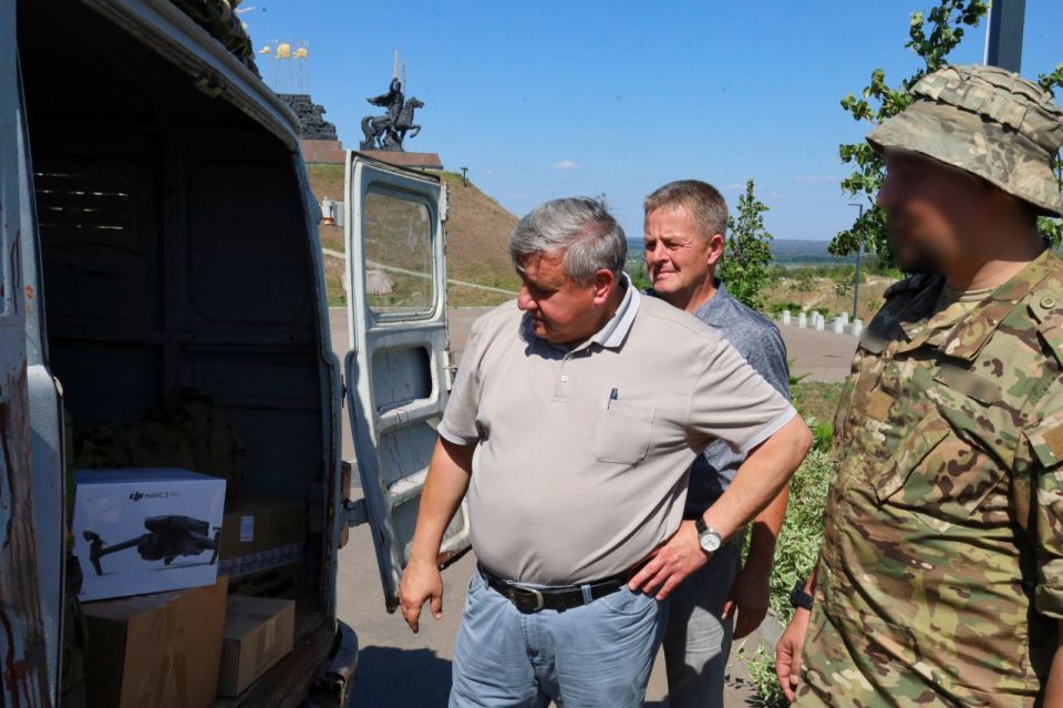 Денис Мирошниченко принял участие в передаче гуманитарной помощи и вручении членских билетов РВИО военнослужащим Денис Мирошниченко принял участие в передаче гуманитарной помощи и вручении членских билетов РВИО военнослужащим
