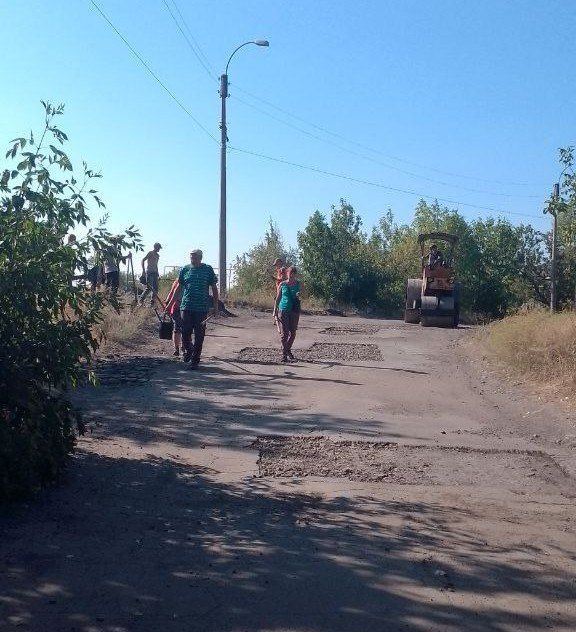 В Красном Луче по народной программе партии «Единая Россия» проводится ремонт дорожного покрытия и установка искусственных дорожных неровностей В Красном Луче по народной программе партии «Единая Россия» проводится ремонт дорожного покрытия и установка искусственных дорожных неровностей