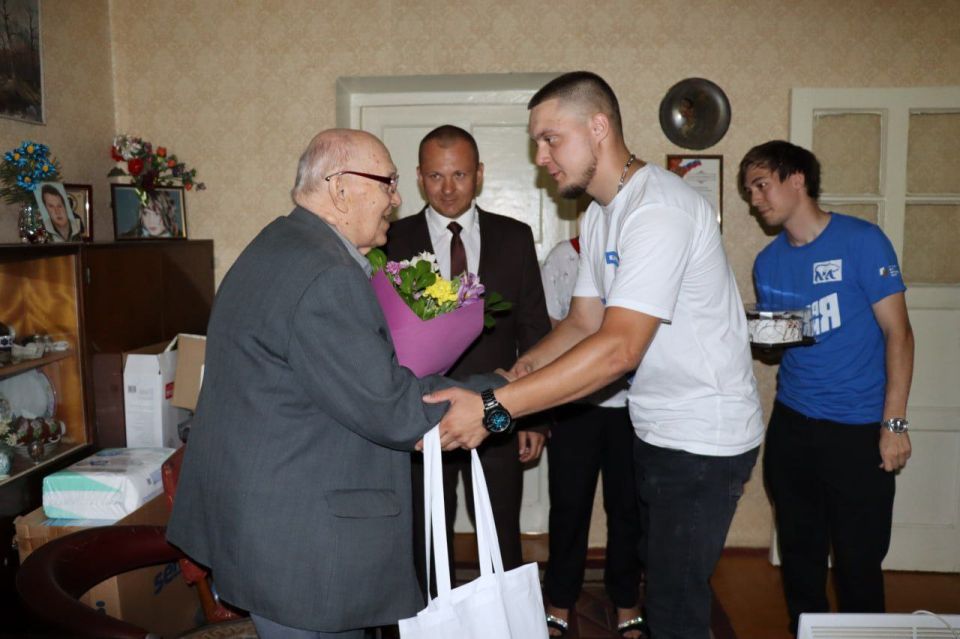Его жизнь наполнена созиданием, высочайшим профессионализмом, преданностью делу Его жизнь наполнена созиданием, высочайшим профессионализмом, преданностью делу