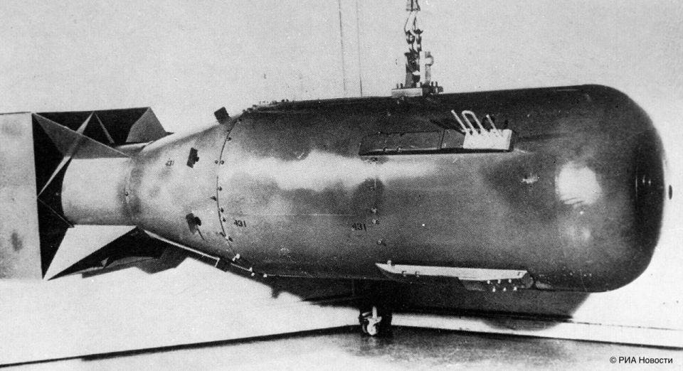 6 и 9 августа 1945 года мир столкнулся с новым страшным оружием – атомной бомбой 6 и 9 августа 1945 года мир столкнулся с новым страшным оружием – атомной бомбой