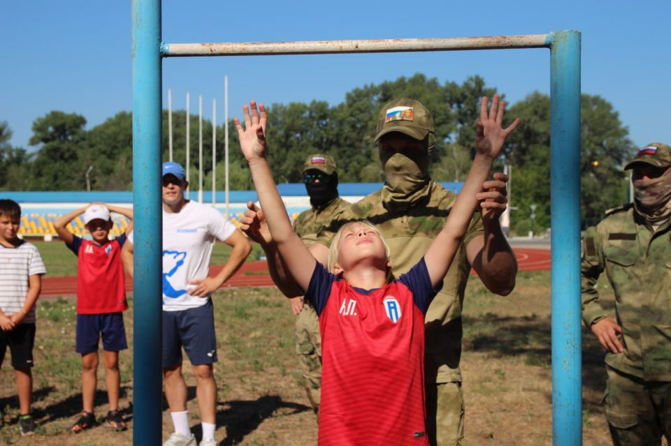 В Станице Луганской прошла зарядка с участниками СВО в рамках марафона «Сила России» В Станице Луганской прошла зарядка с участниками СВО в рамках марафона «Сила России»