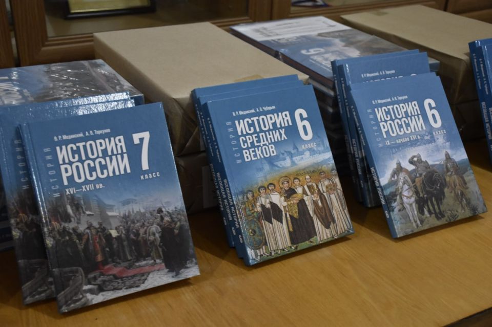 В рамках проекта «Новая школа» ВПП «Единая Россия» школы Краснолучского городского округа получили новые учебники по истории Древнего мира, Средних веков и России В рамках проекта «Новая школа» ВПП «Единая Россия» школы Краснолучского городского округа получили новые учебники по истории Древнего мира, Средних веков и России