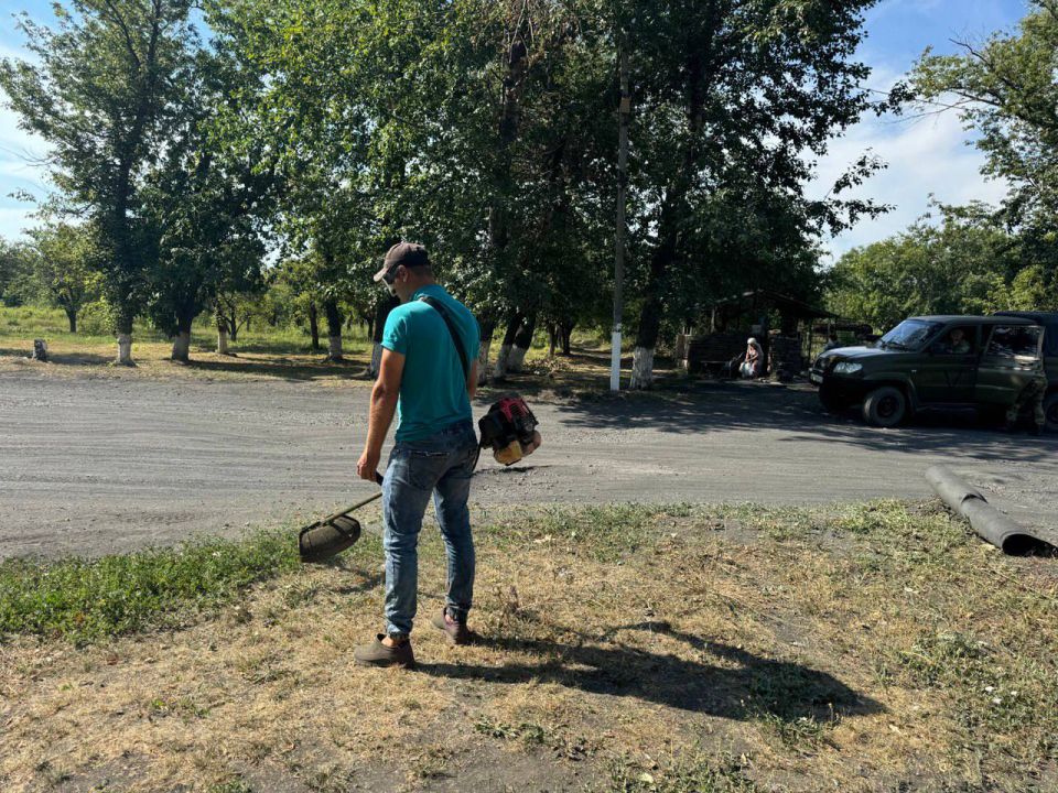 Активисты первичных отделений №12 и № 20 города Ровеньки Всероссийской политической партии «ЕДИНАЯ РОССИЯ» и сотрудники отдела жизнеобеспечения пгт Кленовый приняли участие в субботнике по улице Театральная Активисты первичных отделений №12 и № 20 города Ровеньки Всероссийской политической партии «ЕДИНАЯ РОССИЯ» и сотрудники отдела жизнеобеспечения пгт Кленовый приняли участие в субботнике по улице Театральная
